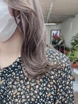 ミディアム カラー レイヤーカット 透明感カラーのヘアスタイル