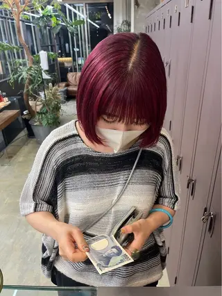 ミディアム カラー 愛加パーマ・レイヤー ・ピンクカラーのヘアスタイル