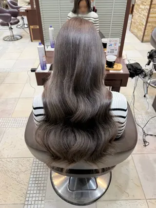 ロング カラー 池田凛/ ハイトーンカラーのヘアスタイル
