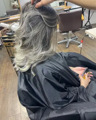 ミディアム カラー ヒカ/外国人風 デザインカラーのヘアスタイル