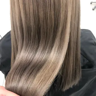 ロング 岩戸優奈 束感まつげ ピンク/ベージュのヘアスタイル