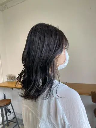 ミディアム カラー ヘアアレンジ 森田翔斗 顔周りレイヤーのヘアスタイル