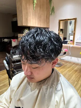 ショート パーマ メンズ 渡辺 大雅のヘアスタイル