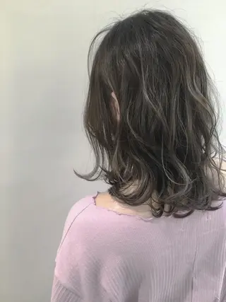 ミディアム due hair 京都駅前店 MILBON オージュア認定サロン【デューヘアー】所属・ハイトーンブリーチ 土坂　由志【京都】のヘアスタイル