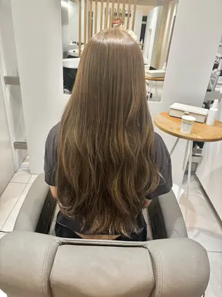 ロング カラー 白土 さくらのヘアスタイル