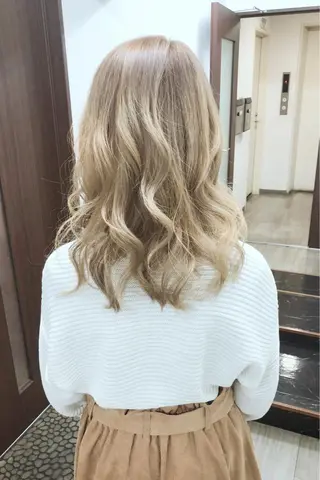 セミロング カラー ヤナ マネージャーのヘアスタイル