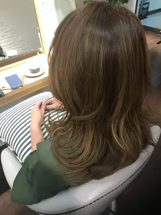 ミディアム カラー 伊藤 優希のヘアスタイル