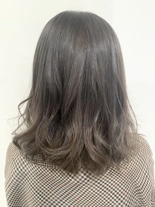 ミディアム カラー 乳井 悠香のヘアスタイル