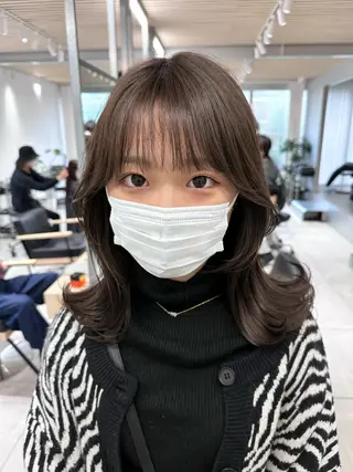 ミディアム カラー レイヤーカット 透明感カラーのヘアスタイル