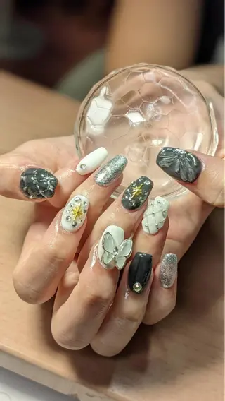 ネイル フラワー ムーンのネイルデザイン