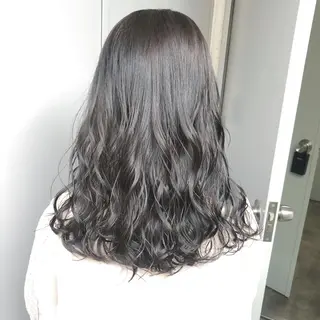 セミロング 寒色＆ブリーチ特化 寒色MiOのヘアスタイル