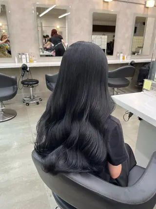 セミロング 寒色＆ブリーチ特化 寒色MiOのヘアスタイル