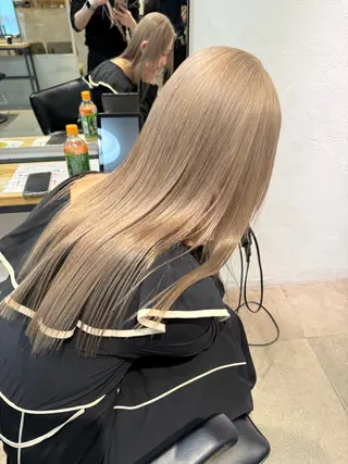 ロング カラー ミルクティー× グレージュMOMOのヘアスタイル