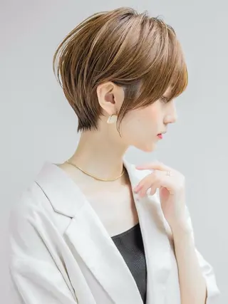ショート ショート レイヤー ロンド　エメのヘアスタイル
