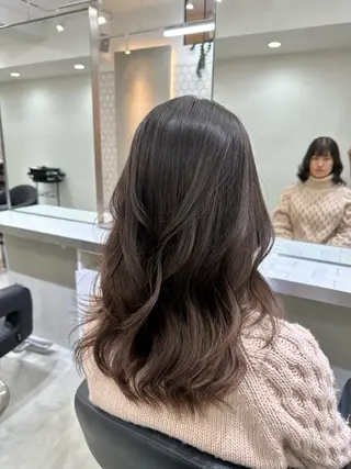 ロング 艶髪レイヤー顔周り グレージュ添田晃基のヘアスタイル