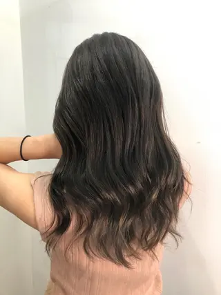 セミロング 白いハイライト🤍 タナカリョウスケのヘアスタイル