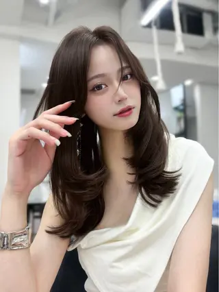 セミロング 岡田 聖蘭のヘアスタイル