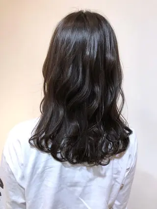 セミロング MIOベージュカラー 柔らかいカラーのヘアスタイル