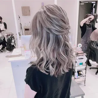 セミロング カラー オフホワイトアンドなんば所属・福西 洋斗のヘアスタイル