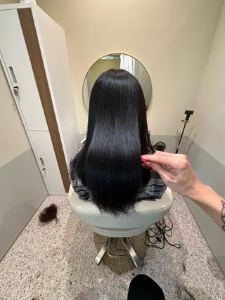 セミロング 奥本 侑 ハイトーン、髪質改善のヘアスタイル