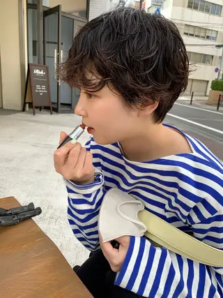 ショート パーマ hair make DAISY LOTUS所属・MAYU🪡 透明感カラー/耳ツボのヘアスタイル