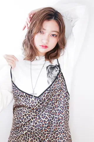 ミディアム カラー パーマ ウルフカット／吉村 桃子のヘアスタイル