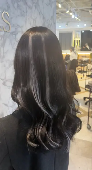 セミロング せいと/ウルフ/ ハイトーン/艶髪のヘアスタイル