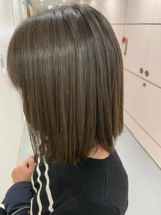 ミディアム カラー akane .のヘアスタイル