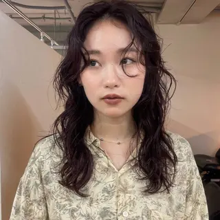 セミロング mio ／ハイトーンのヘアスタイル