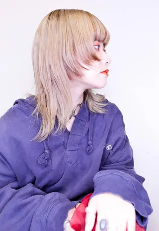 セミロング カラー ウルフカット／吉村 桃子のヘアスタイル