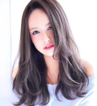 ロング カラー ルーヴル所属・長尾 桃佳のヘアスタイル