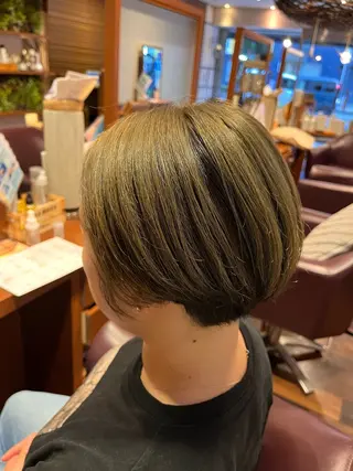 ショート カラー よしだ しおりのヘアスタイル