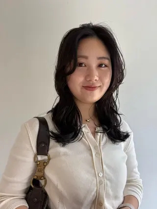 ミディアム モダーン北鎌倉所属・中溝 アカリのヘアスタイル