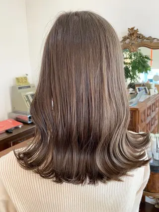 ミディアム 三好 美里のヘアスタイル