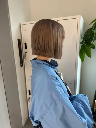 ショート laff 新宿所属・切りっぱなしボブ レイヤー/縮毛矯正のヘアスタイル