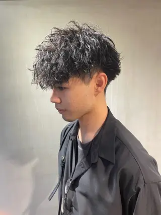 パーマ メンズ ラウンドマッシュ/ フェザーショート大阪のヘアスタイル