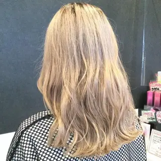 カラー セミロング ブリーチ/ヘアケア/ 艶髪/イギチハルのヘアスタイル