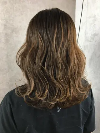 セミロング カラー ツイストスパイラル パーマ🟡KYOUのヘアスタイル