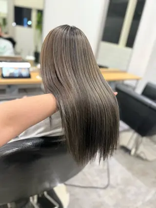 ロング 白髪ぼかし 👒堀江・ヨンスクのヘアスタイル