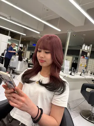 カラー ベージュ／ブラウン/ ナチュラルレイヤーのヘアスタイル