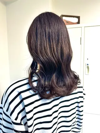 ミディアム カラー いけだ ひかり ハイライトくびれヘアのヘアスタイル