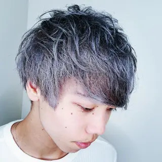 カラー メンズ ブリーチ/ヘアケア/ 艶髪/イギチハルのヘアスタイル
