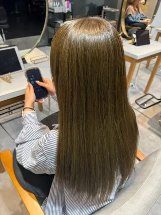 ロング カラー 小泉 真緒のヘアスタイル