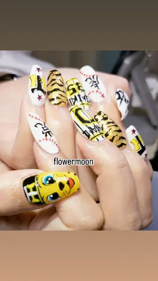 ネイル フラワー ムーンのネイルデザイン