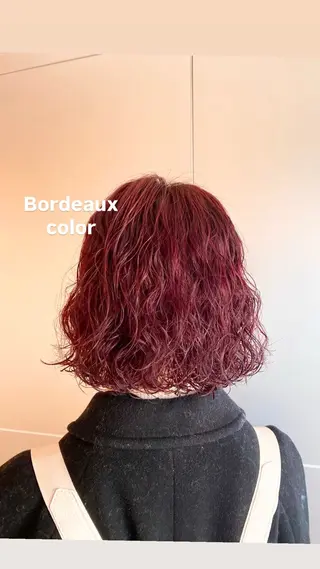 ミディアム ブリーチなしカラー/ 顔周りレイヤーのヘアスタイル