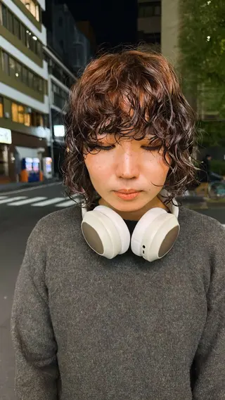 ミディアム パーマ ボブ/プツッとボブ/ 暖色カラー/モエのヘアスタイル