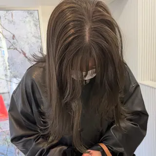 セミロング カラー ミルクティー× グレージュMOMOのヘアスタイル