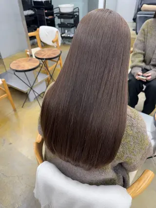 カラー maina/透明感 ベージュ/ブラウンのヘアスタイル