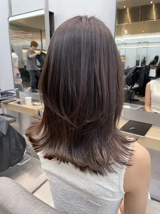セミロング カラー 梅本 佳奈のヘアスタイル