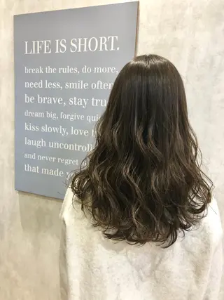 カラー ヘアーサロングラッド所属・三村 桜生のヘアスタイル